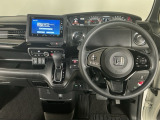 【ハンドル】運転にかかわる様々な操作を安全に行えるように視点移動が少なく操作性に配慮されたスイッチ類が凝縮されたコックピットです。