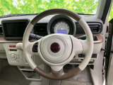 握りやすく疲れにくいデザインで、長距離運転でも快適です。操作系の配置も工夫されており、運転中の視線移動を最小限に抑えます。