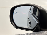 斜め後ろの車の存在をマークでお知らせ。車線変更するときに助かりますね。