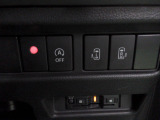 両側パワースライドドアを装備。運転席から左右それぞれのスライドドアを電動開閉でき、乗り降りや荷物の積み降ろしも快適です。