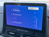 交通情報やBluetooth、USB、Miracastなどの選択項目を一覧で確認できます。使いたい機能を画面で見分けやすく、日々の移動に合わせて便利に活用いただけます。