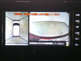 パノラミックビューモニター付きです。 車両を上から見たような映像を画面に表示。 運転席からの目視だけでは見にくい、車両周辺の状況をリアルタイムでしっかり確認できます。