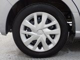 ホイールは車のデザインにマッチした専用タイプです。