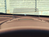 運転視界の遠方上方に虚像を投影することで前を見ながら情報の視認ができます。本当にドライバーが必要な情報を適切に伝え、楽しんで頂くことを考えた新世代装備です。※虚像は1.5m前方に浮かぶイメージです。