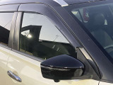 専用プラスチックバイザー装備で天候に左右されず車内の換気が可能です。
