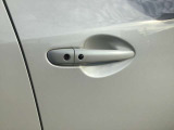 スマートキーを所持している状態でロックボタンを押すと、車両すべてのドアの解錠や施錠を行うことが出来ます。