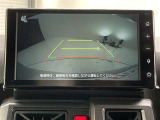 こちらのバックカメラは画面にラインが表示されておりますので、バック時のクルマの進行方向の目安になります。より高いレベルで車庫入れをサポートする、便利な機能ですね。