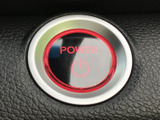 POWERの表示があるスイッチを備え、車両の電源操作を手元で行えます。周囲の操作部と見分けやすい丸型の配置で、乗車時に使う場所を確認しやすい設計です。