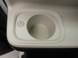 ホットドリンクをちょうどいい温度でキープしてくれる保温機能付きのホッとカップホルダー(前席)。ほっこり快適にドライブをサポート。