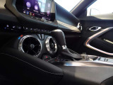 シート表面は上質なレザーを使用し、運転席と助手席にはシートヒーターとベンチレーションを装備。コンソールのエアベントトリムリングは、シンプルで空間効率を考えた温度調整ダイヤルとなっています。