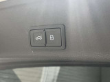 オートマチックテールゲートは、お子様を抱っこしている際や、お買い物で手が塞がってしまっている場合にも大変便利です。