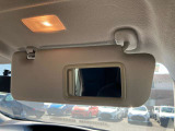 運転席のサンバイザーです。鏡が付いていて、上に室内灯があります。