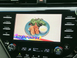 テレビ番組を画面で視聴でき、停車中の待ち時間も車内でゆっくり過ごせます。映像と音声を楽しめる装備で、休憩時などのひとときをより充実させてくれます。
