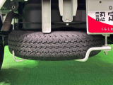 様々な現場で活躍するため,もしもの時の為にスペアタイヤが荷台下に収納されています