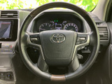 左右のスポークに複数のスイッチを備え、運転姿勢を保ちながら各種機能を扱いやすい仕様です。メーターや周辺の表示も視界に収まり、日常の運転をサポートします。