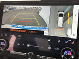 車両周辺の映像と上方から見た表示を並べて確認でき、駐車時の周囲確認をサポートします。ガイド線も表示されるため、停車位置を把握したい場面に便利。画面を切り替えながら、周辺の状況を確認しやすい装備です。