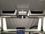 サンシェード内臓大型ルーフコンソールをオプション装備しています。ティッシュ取り出し口がつくなど多様な収納ボックスの他に、停車時に使える日差しカットのサンシェードも引き出せる便利なルーフコンソールです。