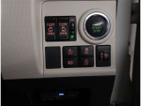お車のキーはスマートキーです。キーを身につけた状態で車に近づき、ドアロックの解錠や施錠操作が出来ます。雨の日など両手がふさがっている時など、とっても便利ですね。