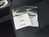 メンテナンスノート、取扱説明書です。 その車の整備記録が事細やかに記録されています。 車が生まれてから今までどのような道を歩んできたのか判るとても重要な物ですよ。