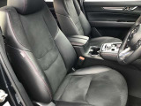 マツダは運転手中心の車つくりを行っております。上部に視認ゾーン、手が届く位置に操作ゾーンを配置し、運転に集中できるコックピットを演出しております☆