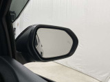 後続車が接近するのを知らせてくれるBSM(ブラインドスポットモニター)。接近するとドアミラー部の警告灯が光ってくれるので、万が一の追突も防げそうですね♪上級装備です。