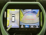 後方映像に加え、車両を上から見たような表示も確認できる画面です。駐車時に車両周辺の様子を把握しやすく、ガイドラインも表示されるため、狭い場所での取り回しをサポートします。