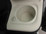 ホットドリンクをちょうどいい温度でキープしてくれる保温機能付きのホッとカップホルダー(前席)。ほっこり快適にドライブをサポート。
