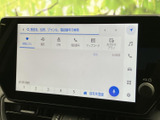 画面には目的地検索やお気に入りなどのナビゲーション項目が表示されています。停車中にはテレビなどの映像を楽しめる装備も備わり、休憩時の過ごし方が広がります。