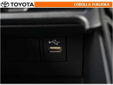 ポータブルオーディオなどの機器を接続して、車両のスピーカーで聞くことができます。