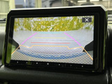 後方の様子に加えて目安となるガイド線も画面に表示され、駐車時の位置確認をサポートします。周囲を目視で確認しながら、バック操作の際にご活用いただける装備です。