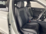 フロントシートは肘掛けとシートヒーター装備の電動パワーシートで、長時間でも快適ドライブ!