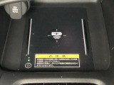 センターコンソールにはワイヤレス充電器を装備してます。Qi(チー)規格対応のスマートフォンなどを置くだけでワイヤレスで充電可能です。またスマートフォンの充電可能なUSB端子なども別途装備しています。