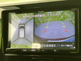 後方の映像に加えて車両周辺を上から見た表示も確認でき、駐車時の位置合わせをサポートします。ガイド表示もあり、周囲を確かめながら操作できる便利な装備です。