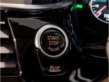 【スタートボタン】リモコンキーを持っているだけで起動可能なスタートボタン。オートスタート/ストップ機能も装備しており燃料消費量の軽減に貢献します。