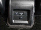 後席用に100V電源が用意されています