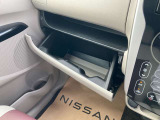 グローブボックスは奥行きがあり、日常品や車検証、その他の収納に便利です!