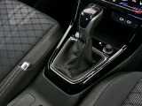 トランスミッションはギヤチェンジの切れ目がない滑らかな加速を実現する新世代「DSG」を搭載。