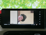 映像を画面に表示でき、停車中に番組などを視聴したいときに活用できます。画面内には操作アイコンも並び、音楽や地図などの機能へ移る際も確認しやすい配置です。