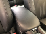 【アームレスト】運転時の疲労軽減にもなるアームレストがついています!