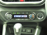 オートエアコンを装備しておりますので、四季を通じて車内を快適な温度に保つことが出来ます!高級感が有りますね!
