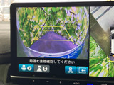 車両周辺の映像にガイド線が表示され、駐車時の周囲確認を助けます。画面上で車両の位置関係を把握しやすく、狭い場所での切り返しや駐車を行う際にも心強い装備です。