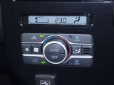【オートエアコン】設定した温度になるように車が自動で風量や吹き出し口、冷暖房の強さを調整してくれるエアコンです。一度温度を設定すれば、自動で快適な室温を保ってくれるので運転に集中しやすいですよ♪