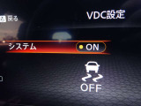 【横滑り防止】ハンドル操作や滑りやすい路面を走行中、横滑りを感知すると自動的に車両の進行を保つよう制御!