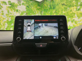 車両周囲の映像に加え、車を上から見たような表示も確認できるモニターです。駐車時や狭い場所での切り返しの際、周囲の状況を把握するための目安として役立ちます。