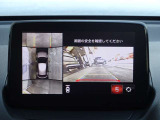 【360&deg;ビュー・モニター】前後左右4つのカメラ映像をさまざまな走行状況に応じて切り替えてセンターディスプレイに表示することで、駐車時や狭い道でのすれ違い時、見通しの悪い交差点進入時でも安心感を高めます。