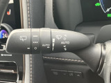 レバーにはワイパーのマークやAUTO表示があり、機能の区別がひと目で分かりやすい設計です。手元で設定を確認できるため、雨天時など視界確保が必要な場面でも扱いやすく、天候の変化に合わせた操作を助けます。