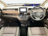 運転席の画像です。足元やシートまわりに余裕があり、リラックスした姿勢で運転が可能です。視界も良好で操作系へのアクセスもしやすく、快適で安心感のあるドライブをサポートします。