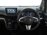 運転席まわり。スイッチやレバー等が使いやすく配置されています。