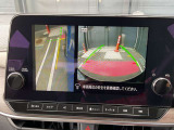 車両の側面にある死角をカメラで映し出し、車内のモニターに表示するシステムです。車両の側面は、ドアミラーや目視だけでは確認しづらい死角があるため、安全運転に役立ちます。