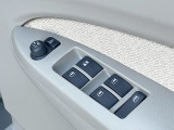 【電動格納ミラー】サイドミラーは電動格納式となっており、狭い駐車場でもキズがつくリスクを抑えられます。